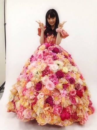 女性アイドル、歌手の可愛い衣装を貼るトピ