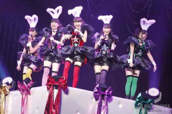 女性アイドル、歌手の可愛い衣装を貼るトピ