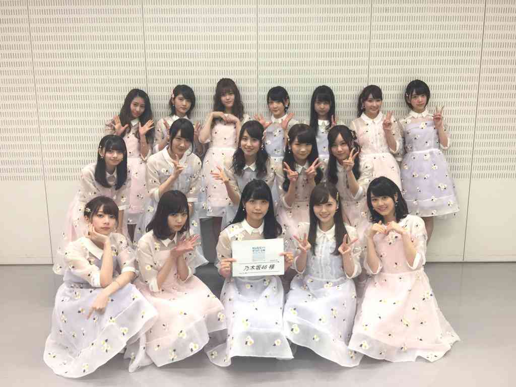 女性アイドル、歌手の可愛い衣装を貼るトピ