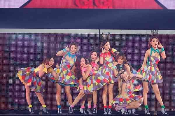 女性アイドル、歌手の可愛い衣装を貼るトピ