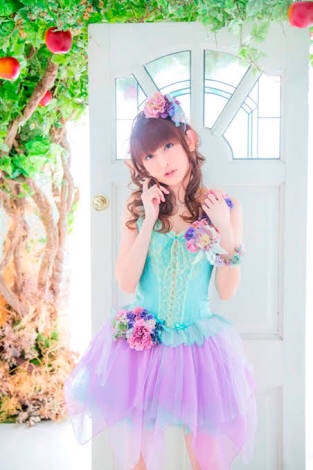 女性アイドル、歌手の可愛い衣装を貼るトピ