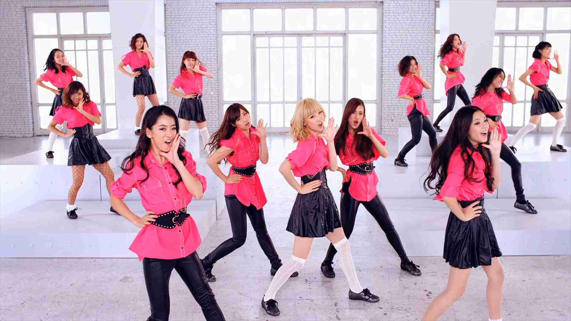 女性アイドル、歌手の可愛い衣装を貼るトピ