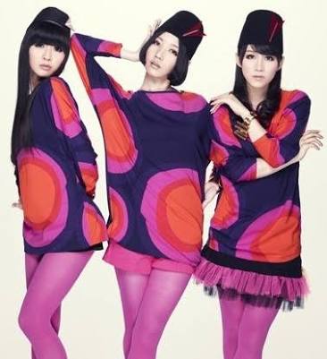 女性アイドル、歌手の可愛い衣装を貼るトピ