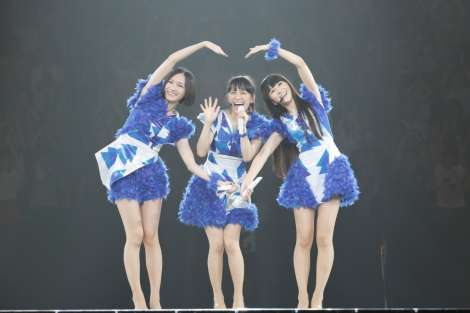女性アイドル、歌手の可愛い衣装を貼るトピ