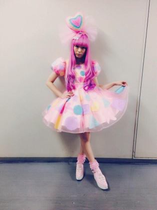 女性アイドル、歌手の可愛い衣装を貼るトピ