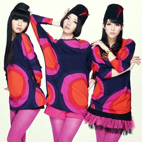 女性アイドル、歌手の可愛い衣装を貼るトピ