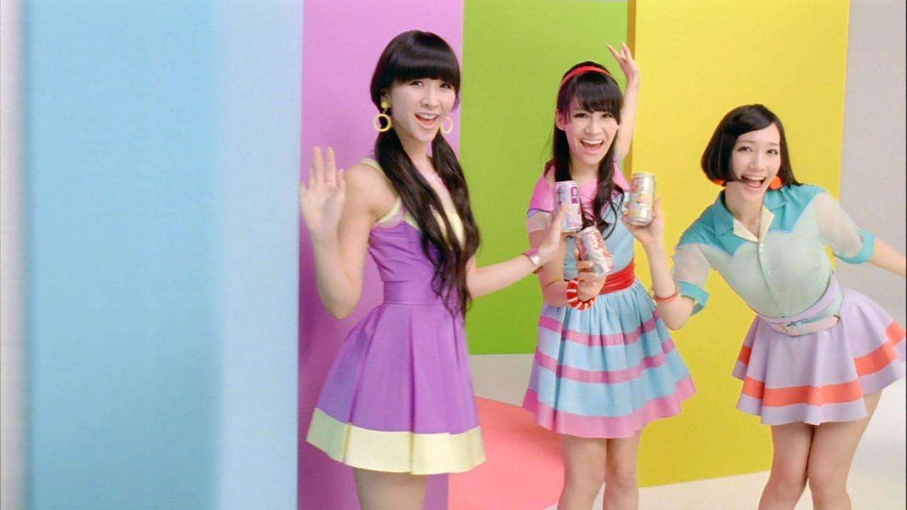 女性アイドル、歌手の可愛い衣装を貼るトピ