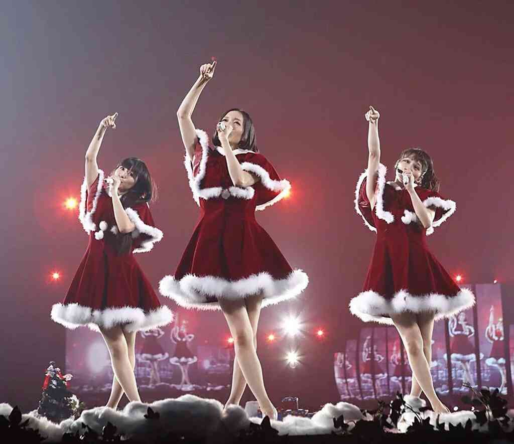 女性アイドル、歌手の可愛い衣装を貼るトピ