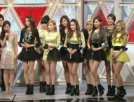 女性アイドル、歌手の可愛い衣装を貼るトピ