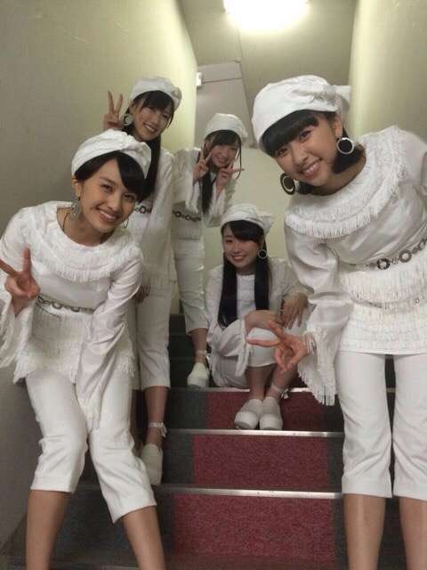 女性アイドル、歌手の可愛い衣装を貼るトピ