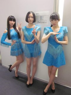 女性アイドル、歌手の可愛い衣装を貼るトピ