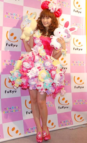 女性アイドル、歌手の可愛い衣装を貼るトピ