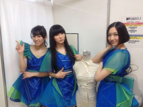 女性アイドル、歌手の可愛い衣装を貼るトピ