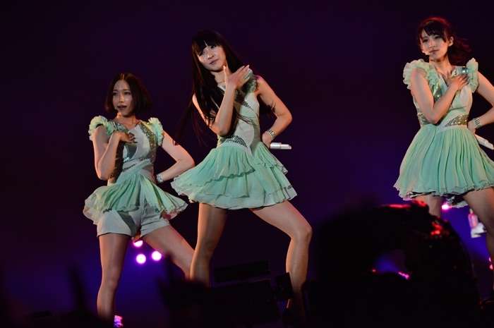 女性アイドル、歌手の可愛い衣装を貼るトピ