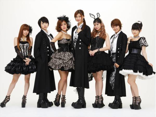 女性アイドル、歌手の可愛い衣装を貼るトピ