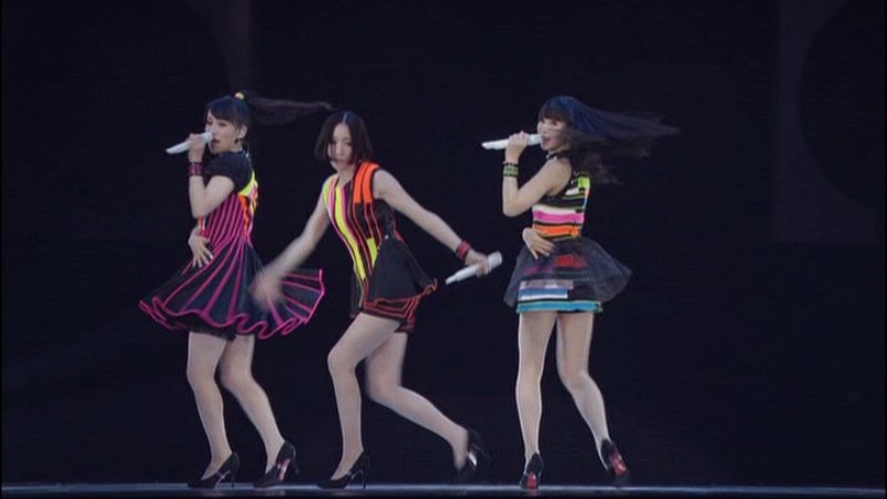 女性アイドル、歌手の可愛い衣装を貼るトピ