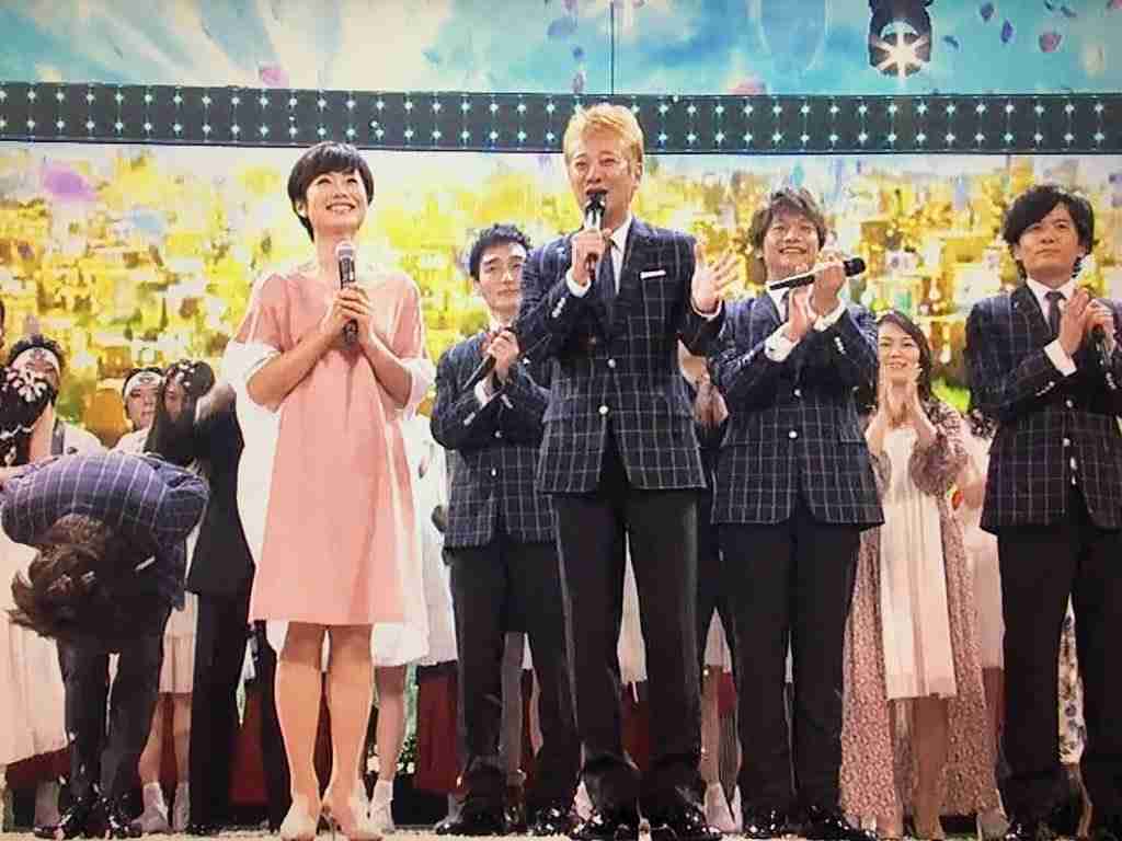 SMAP、騒動後5人で初生歌唱 会場&ネット沸く「笑顔は私たちを幸せに」