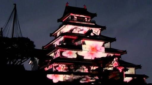 姫路城のプロジェクションマッピングに批判続出「世界遺産が…」「ラブホに見える」