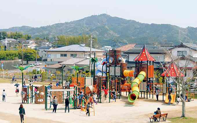 組体操中止で思い出される学校空間の危険な遊具