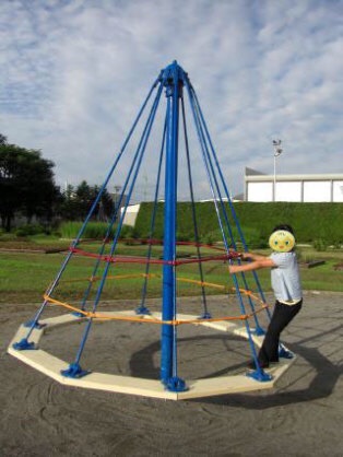 組体操中止で思い出される学校空間の危険な遊具