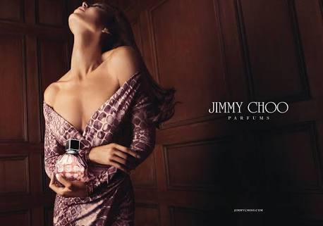香水のポスターを貼るトピ