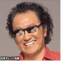 香水のポスターを貼るトピ