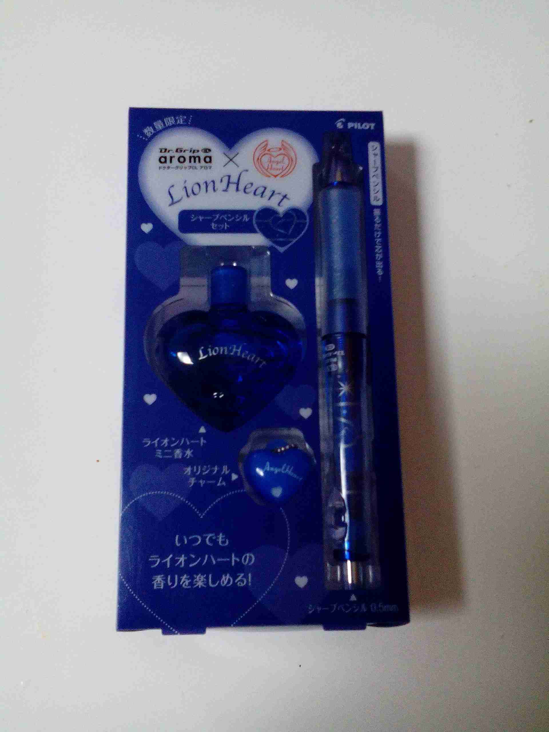 香水のポスターを貼るトピ