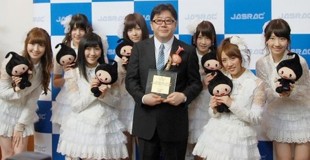 過労の秋元康氏、やや回復…ファンは「無理しないで」