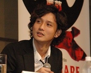 パーマスタイルの似合うイケメン