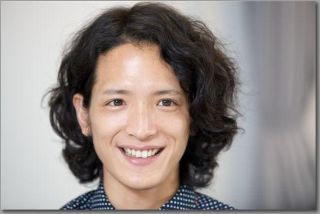 パーマスタイルの似合うイケメン