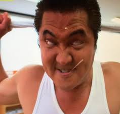 怒っている芸能人の画像