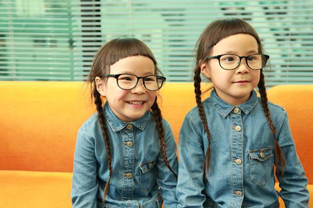4歳双子りんか＆あんな、初イメージガール就任