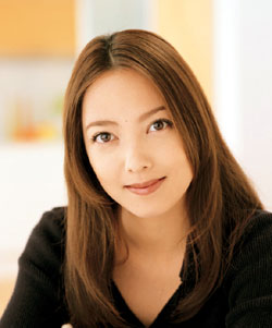 中山エミリ、6か月の長女とヌード共演「親子3人の記念の合作になりました」