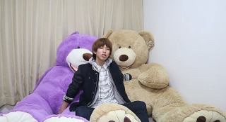 【画像】コストコでクマのぬいぐるみを買ったら、持ち帰り方がこれしかなかった(笑)