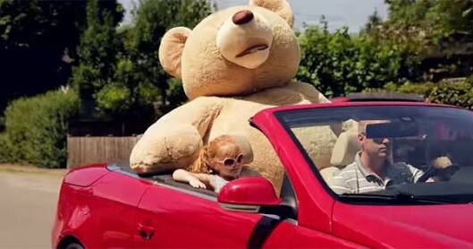 【画像】コストコでクマのぬいぐるみを買ったら、持ち帰り方がこれしかなかった(笑)
