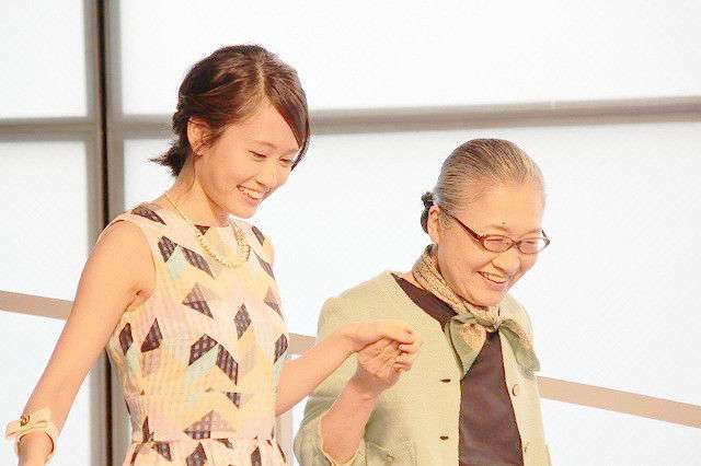 前田敦子、幸せオーラ全開のウエディングドレス姿を初披露！