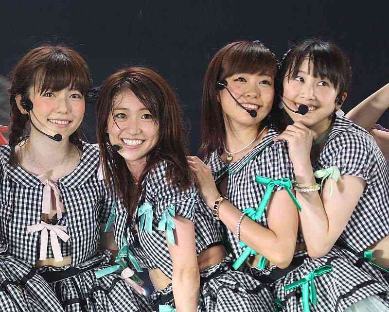 胸や下半身も丸見え…ジェニファー・ロペスのドレスがほぼ裸！