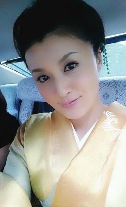 藤原紀香、結婚会見に記者苦笑い!「愛之助とテンション違いすぎ」「指輪を見せてすごいドヤ顔」