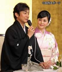 藤原紀香、結婚会見に記者苦笑い!「愛之助とテンション違いすぎ」「指輪を見せてすごいドヤ顔」