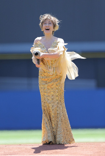 小林幸子　超始球式でバズーカぶっ放し「999キロ」