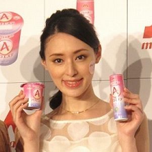 栗山千明の新CMでエラの違いが歴然に ネットでは「また顎削った？」と指摘