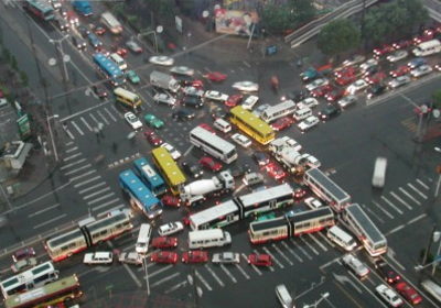 渋滞中でもスイスイ進める未来型公共バスがハイテクエクスポで発表される（中国）