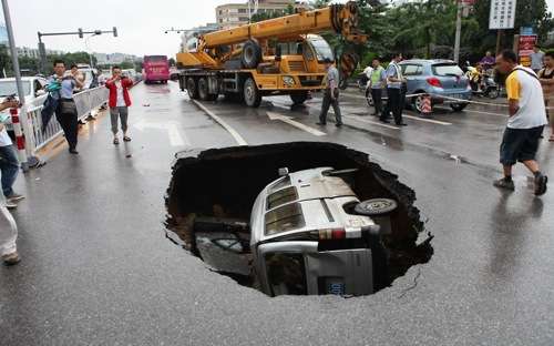 渋滞中でもスイスイ進める未来型公共バスがハイテクエクスポで発表される（中国）