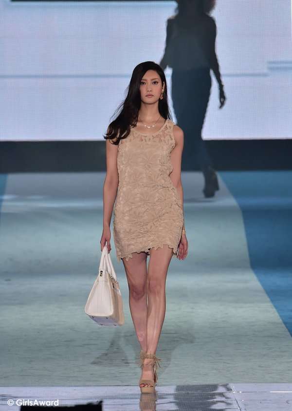 菜々緒、インスタで見事なくびれ披露！ファン絶賛「うらやましいですー」