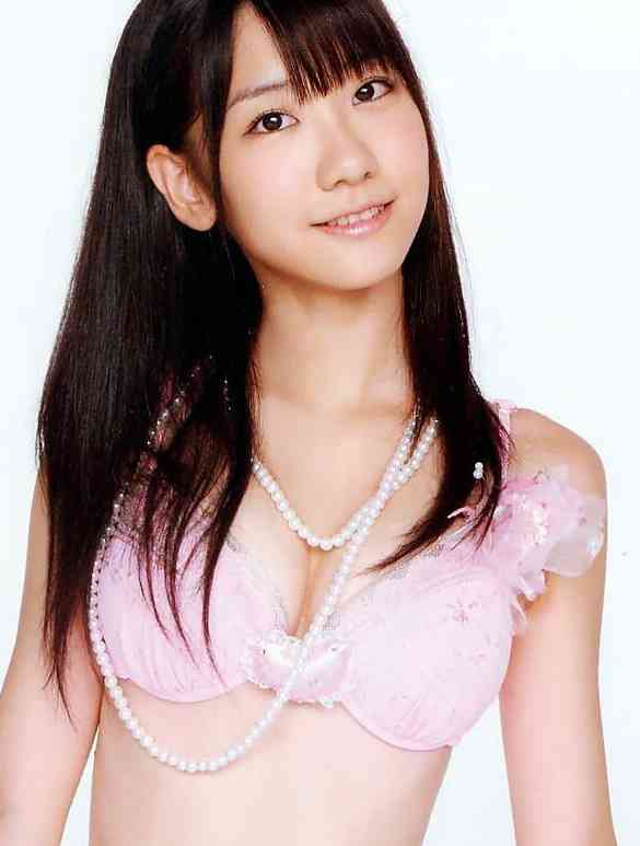 AKB48柏木由紀、胸の谷間がスゴすごるセクシービキニショットにファン大興奮！　「癒されます」