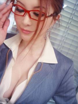 眼鏡姿の女性芸能人の画像