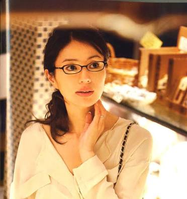 眼鏡姿の女性芸能人の画像