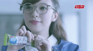 眼鏡姿の女性芸能人の画像