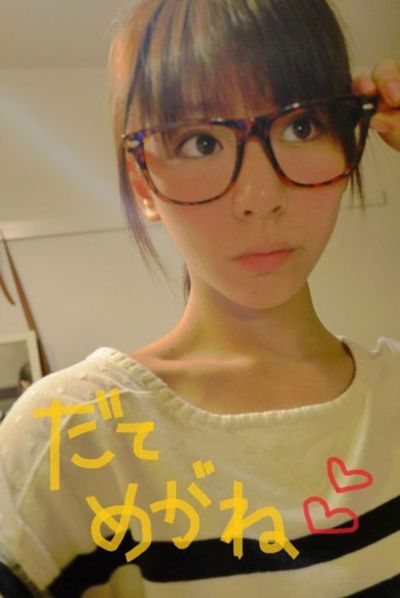 眼鏡姿の女性芸能人の画像