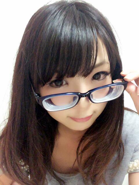 眼鏡姿の女性芸能人の画像